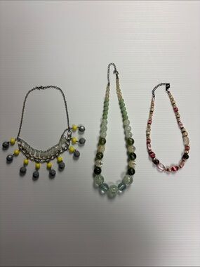 Lot of three seed bead womens necklaces.
Ceramic beads.